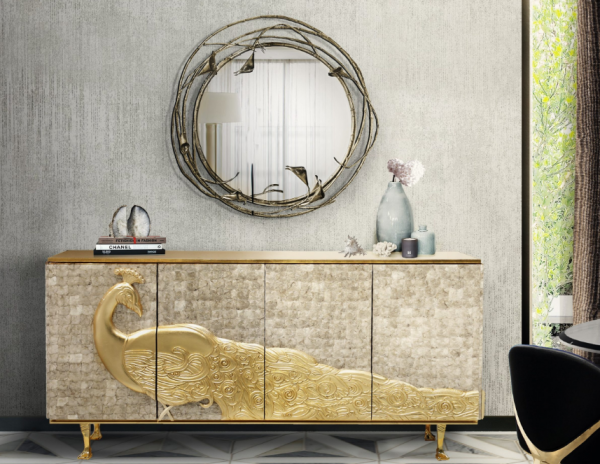 Lemari dengan detail ukiran daun emas yang memberi sentuhan mewah